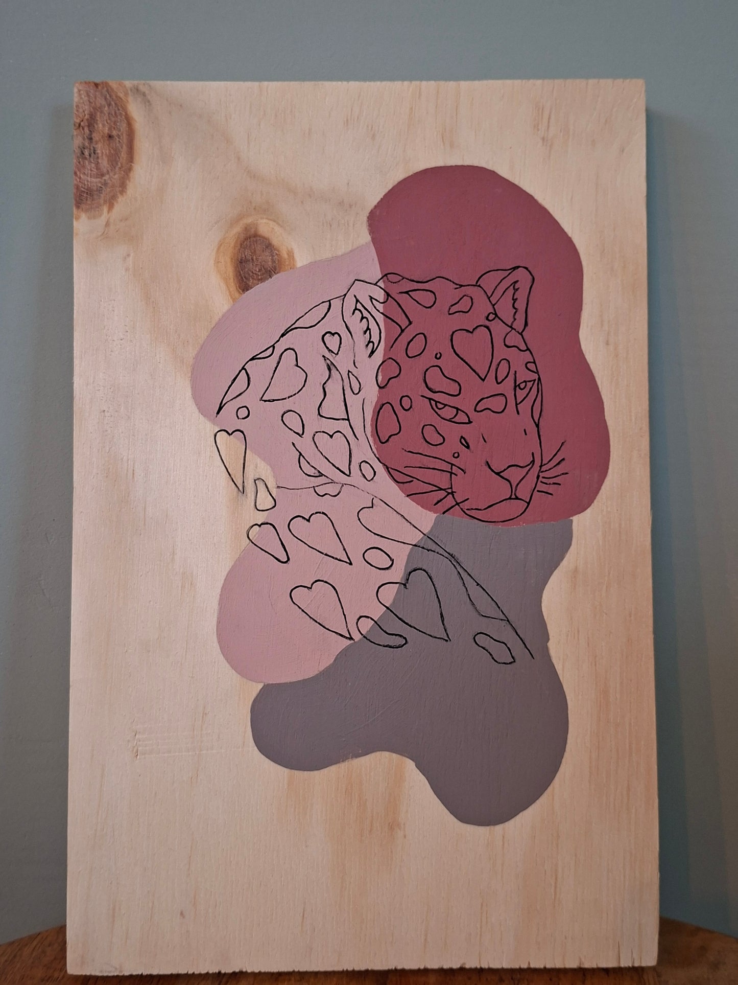 Handgemaakt houten kunstwerk – luipaard | lijntekening | terra roze, vintage pink & clay brown