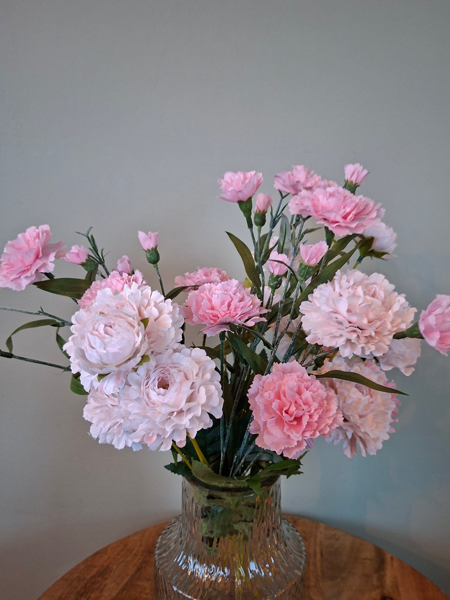 Glazen vaas met roze en lichtroze Dianthus – elegant en sfeervol woonaccent