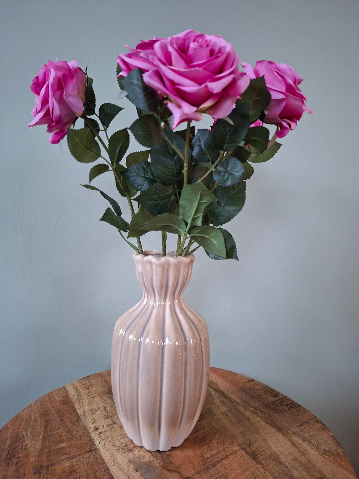 Keramieken vaas offwhite met roze rozen – elegant en tijdloos woonaccent