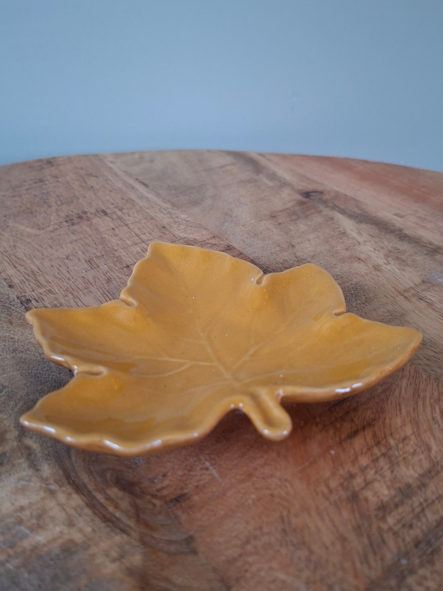 Bladvormig schaaltje okergeel – sfeervol en veelzijdig woonaccessoire