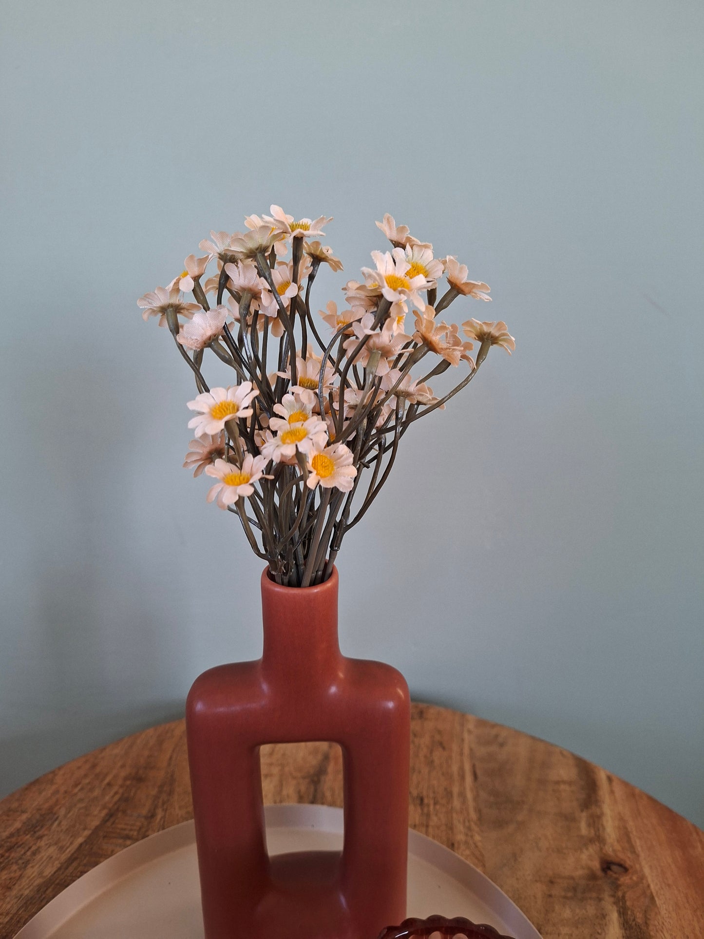 Beige dienblad met vaasje en waxinelichthouders – stijlvol en sfeervol woonsetje