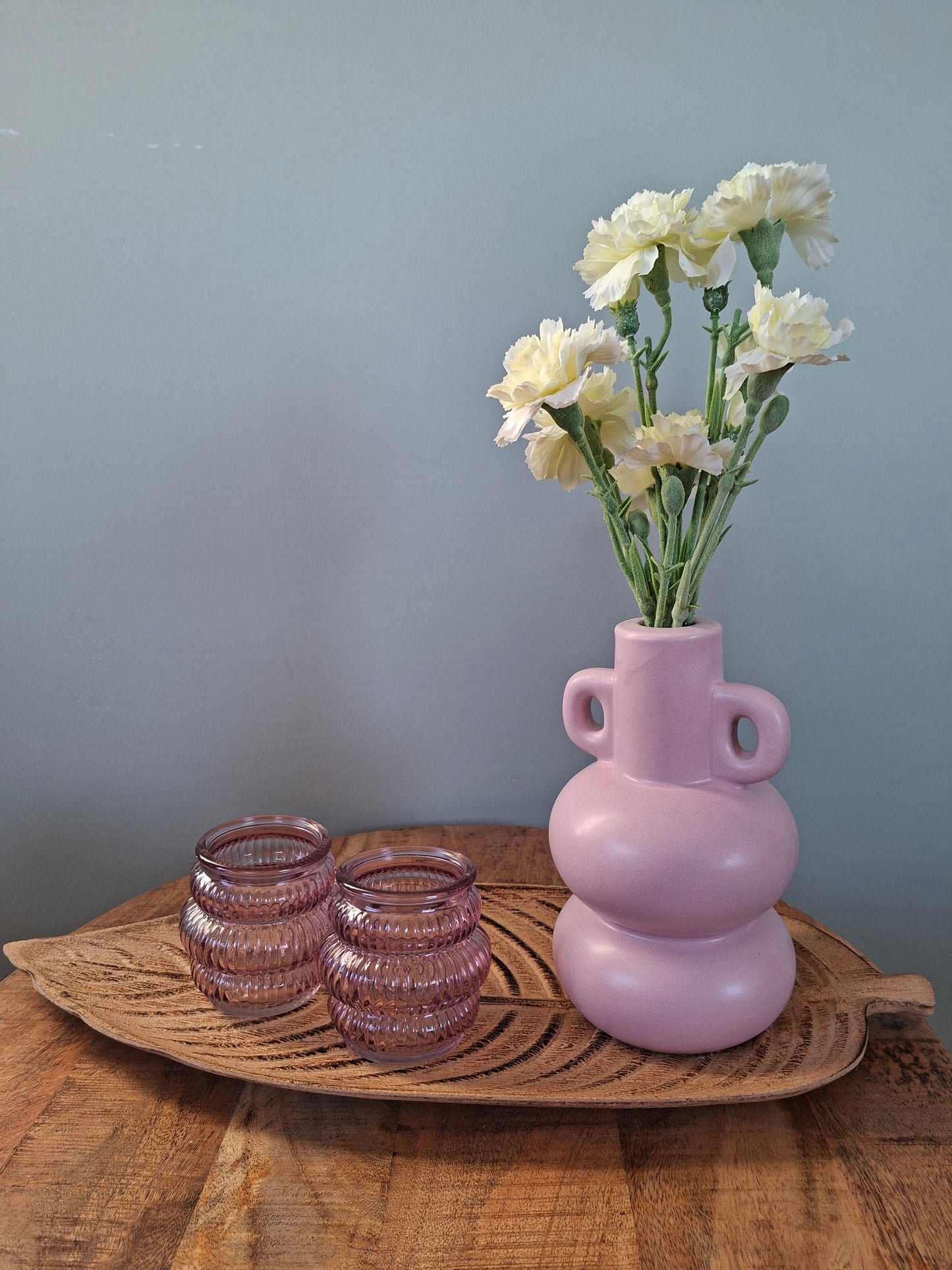 Veer plateau met roze vaas en waxinelichthouders – stijlvol en sfeervol woonsetje