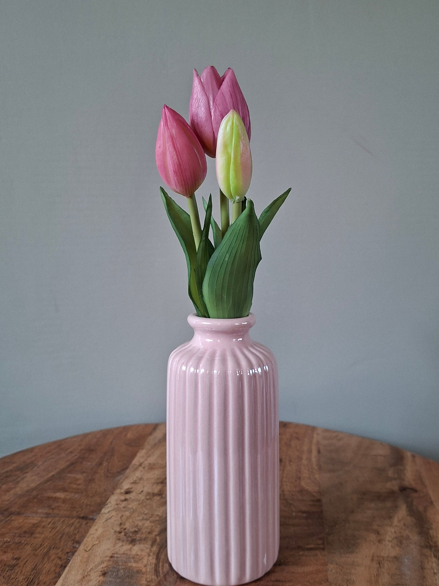 Roze Keramieken Vaas met Reliëf en Electroplated Afwerking – Ø7 x H15,5 cm