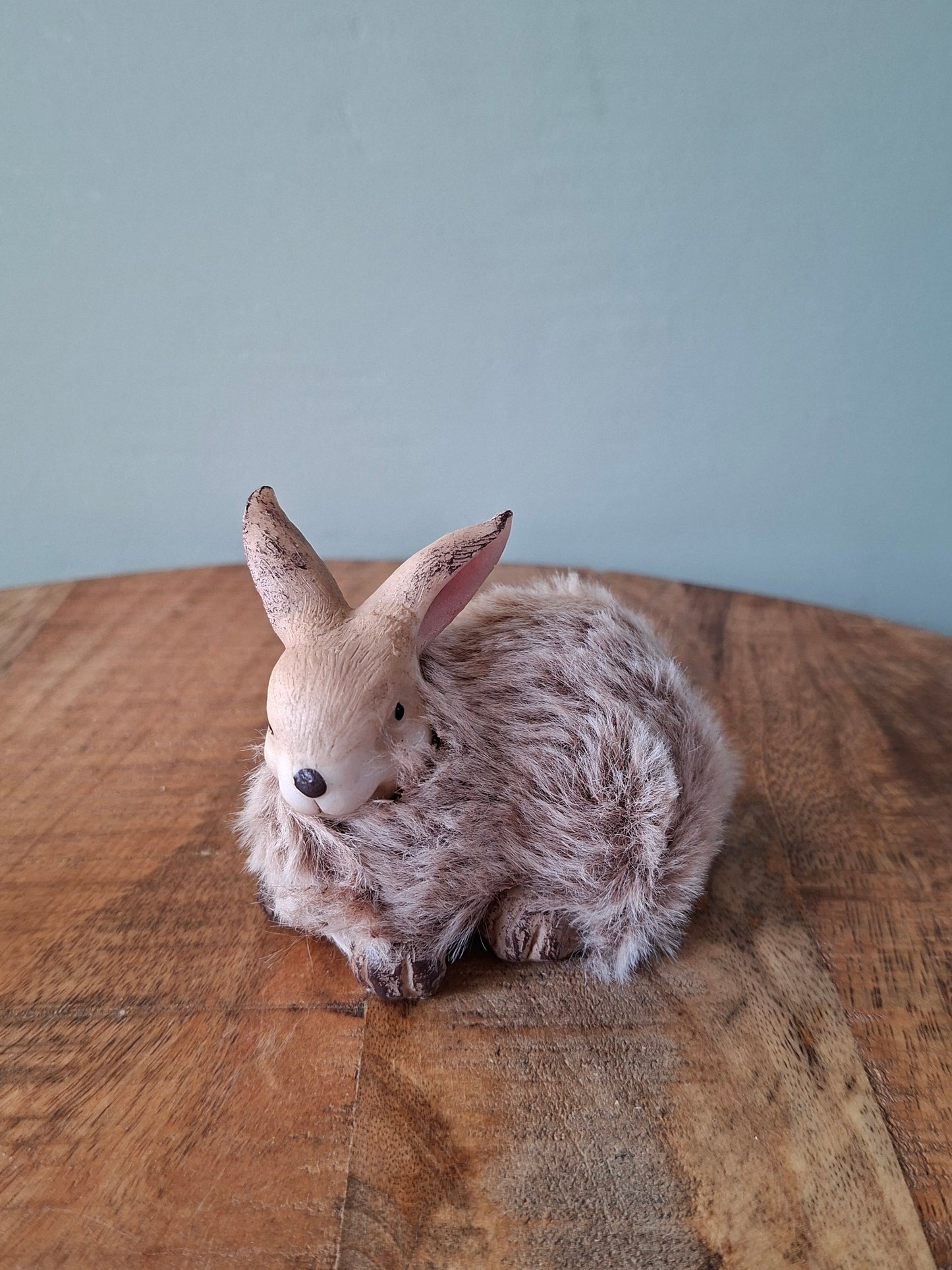 Set van 2 schattige zittende paashaasjes Juliana – Decoratieve lente- en paasdecoratie