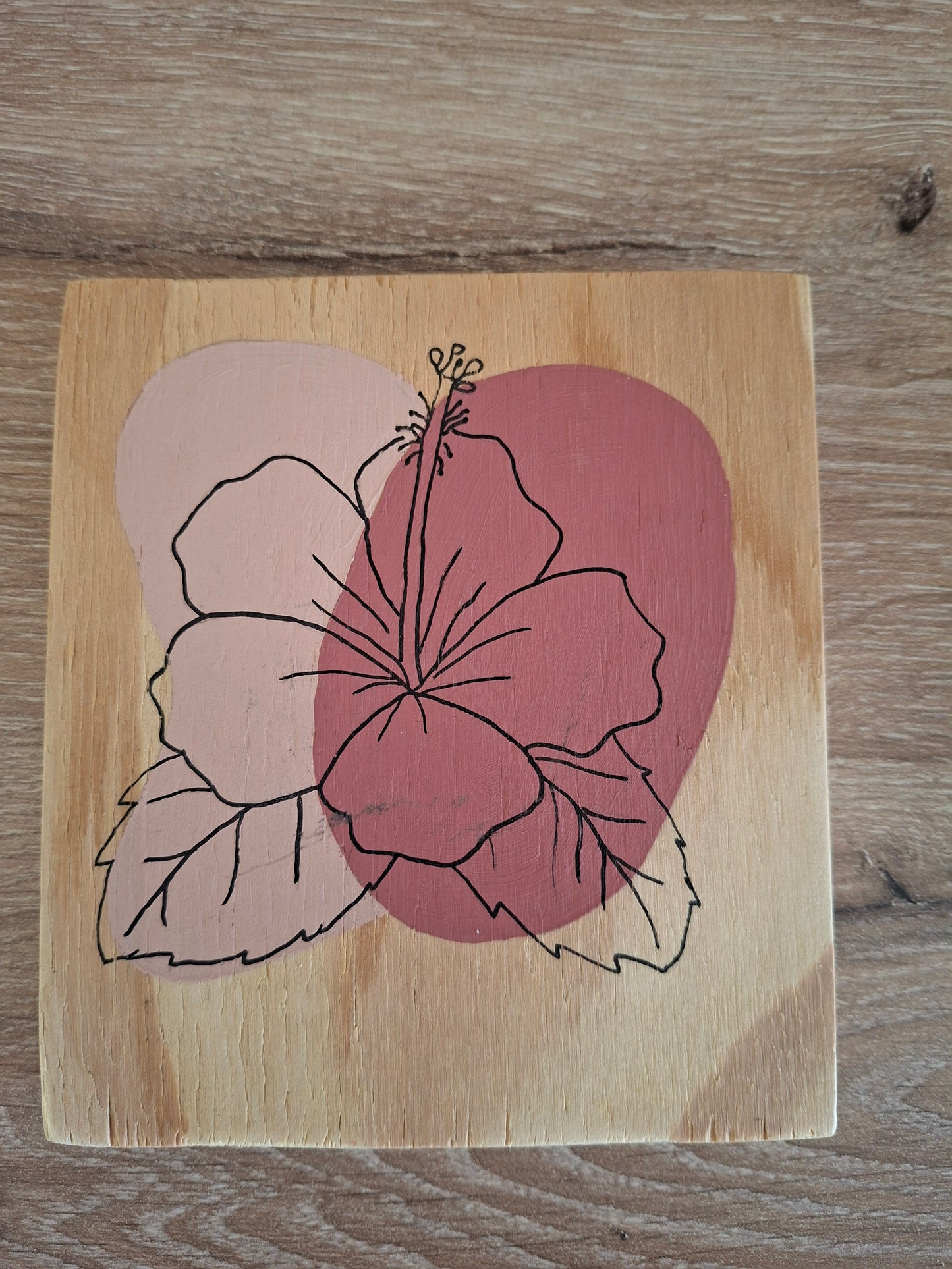 Handgemaakt Houten Kunstwerk – Hibiscus | Lijntekening | Terra Roze & Vintage Pink