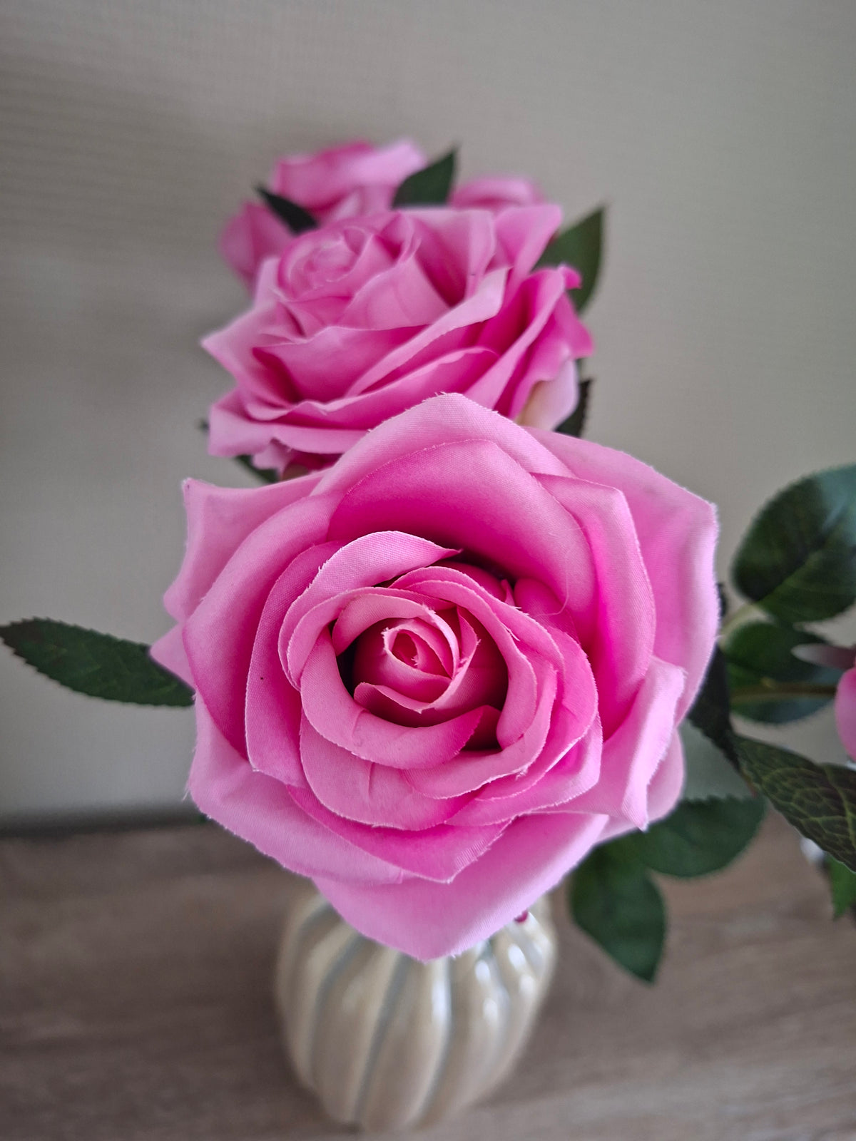 Keramieken vaas offwhite met roze rozen – elegant en tijdloos woonaccent