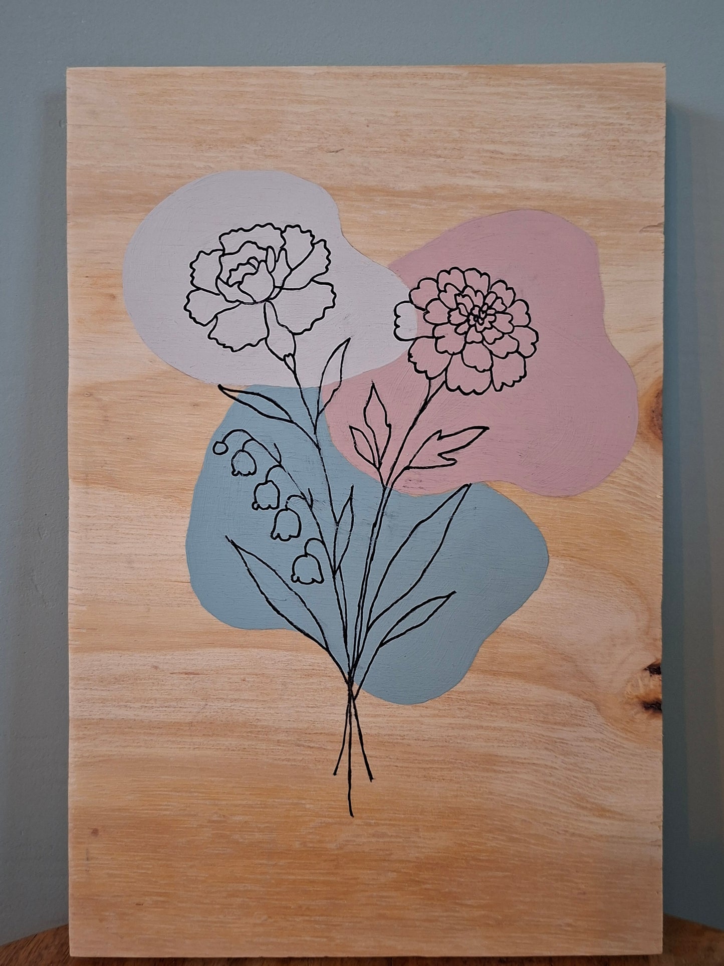 Handgemaakt houten kunstwerk – anjers | lijntekening | sand, vintage green &amp; vintage pink