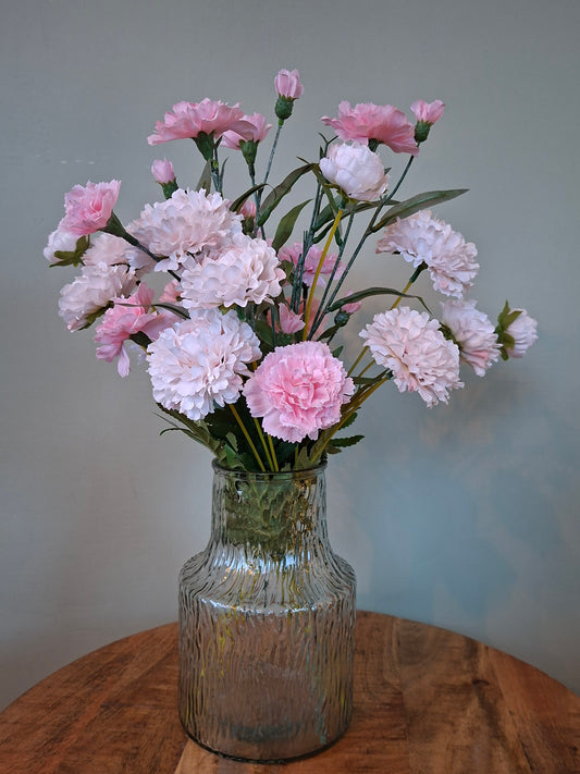 Glazen vaas met roze en lichtroze Dianthus – elegant en sfeervol woonaccent