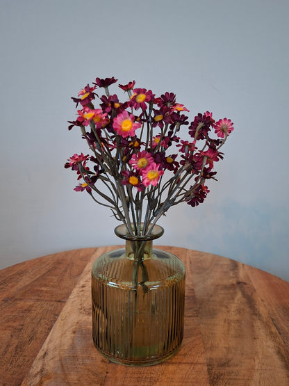 Klein groen vaasje met donkerrode margrietjes – stijlvol en sfeervol woonaccent