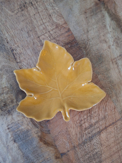 Bladvormig schaaltje okergeel – sfeervol en veelzijdig woonaccessoire