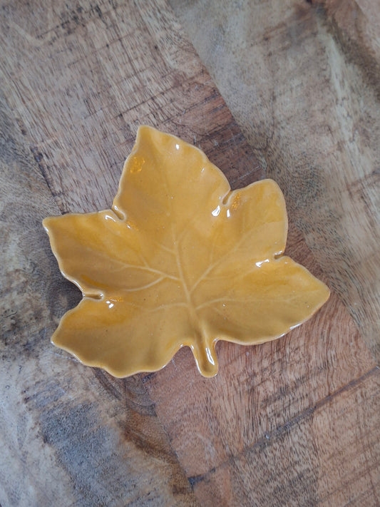 Bladvormig schaaltje okergeel – sfeervol en veelzijdig woonaccessoire