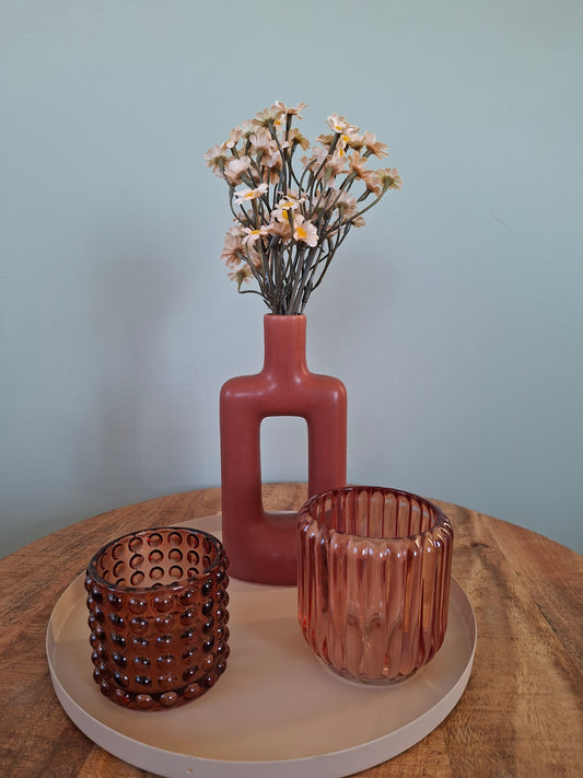 Beige dienblad met vaasje en waxinelichthouders – stijlvol en sfeervol woonsetje