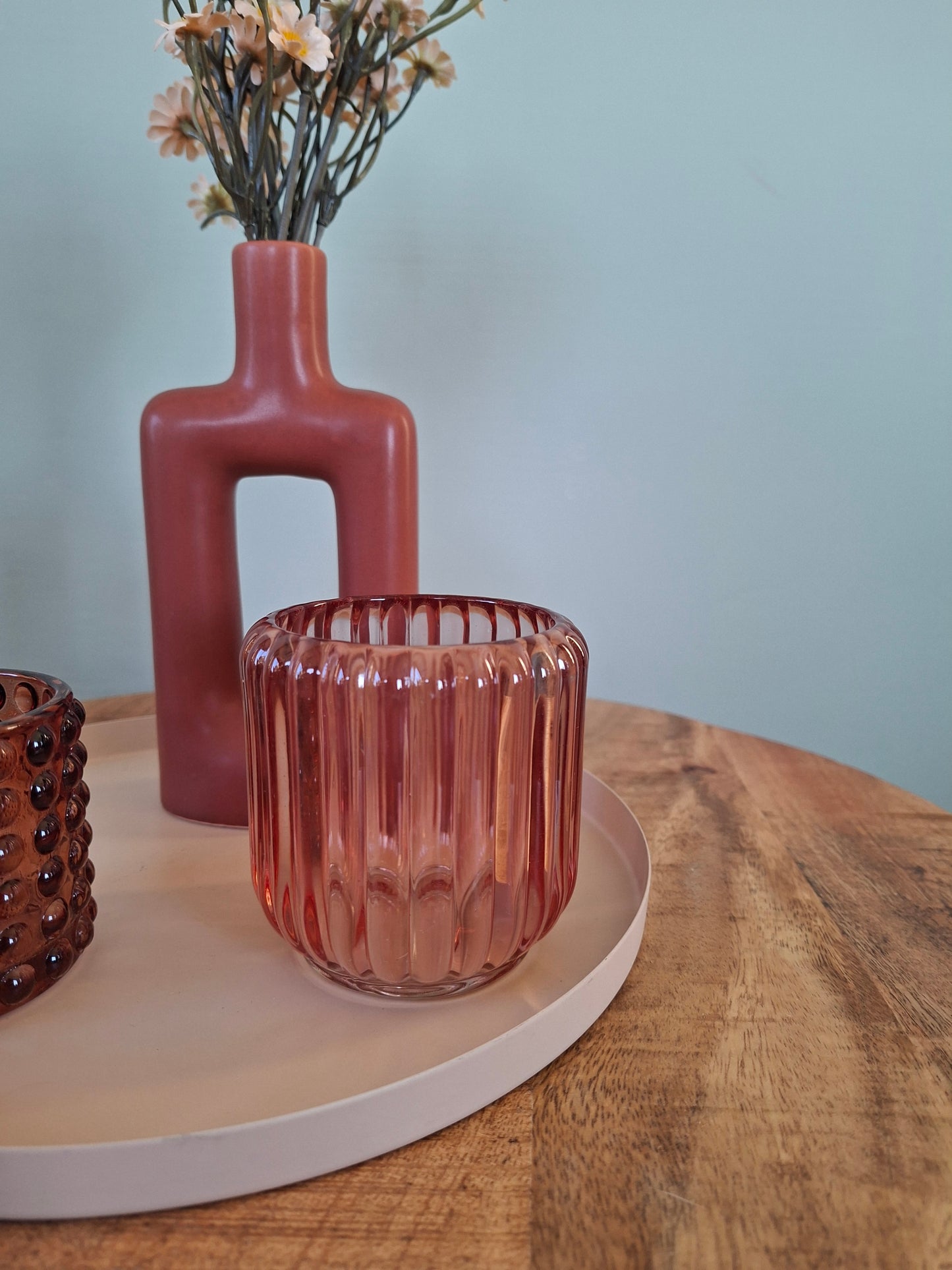 Beige dienblad met vaasje en waxinelichthouders – stijlvol en sfeervol woonsetje