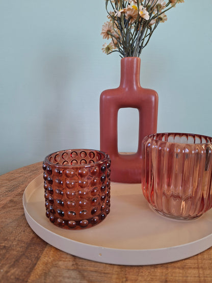 Beige dienblad met vaasje en waxinelichthouders – stijlvol en sfeervol woonsetje