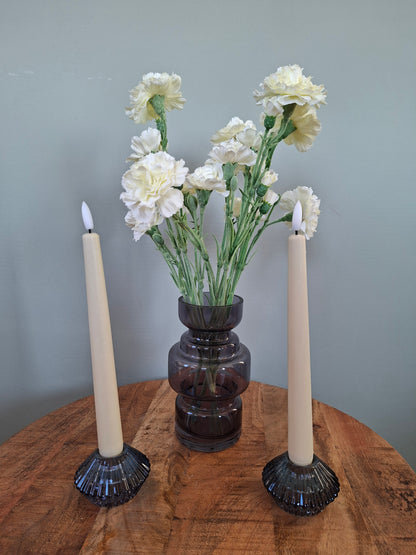 Blauwe vaas met Dianthus en bijpassende kandelaars – stijlvol en sfeervol woonsetje