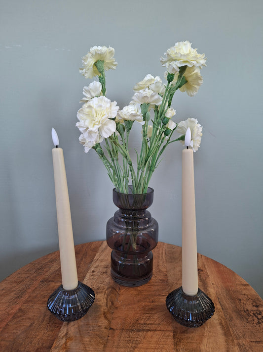 Blauwe vaas met Dianthus en bijpassende kandelaars – stijlvol en sfeervol woonsetje