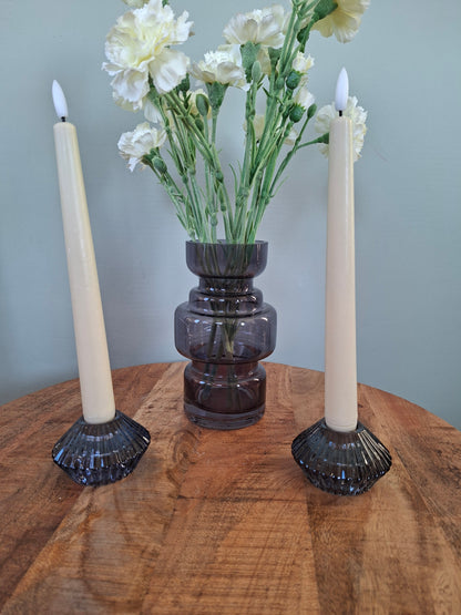 Blauwe vaas met Dianthus en bijpassende kandelaars – stijlvol en sfeervol woonsetje