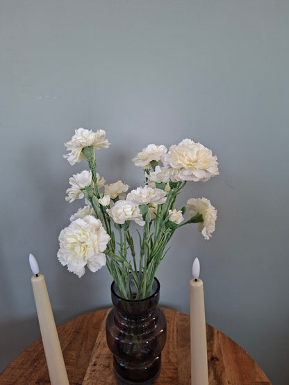 Blauwe vaas met Dianthus en bijpassende kandelaars – stijlvol en sfeervol woonsetje