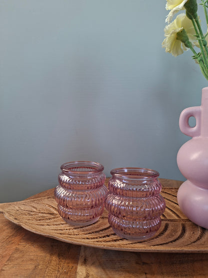 Veer plateau met roze vaas en waxinelichthouders – stijlvol en sfeervol woonsetje