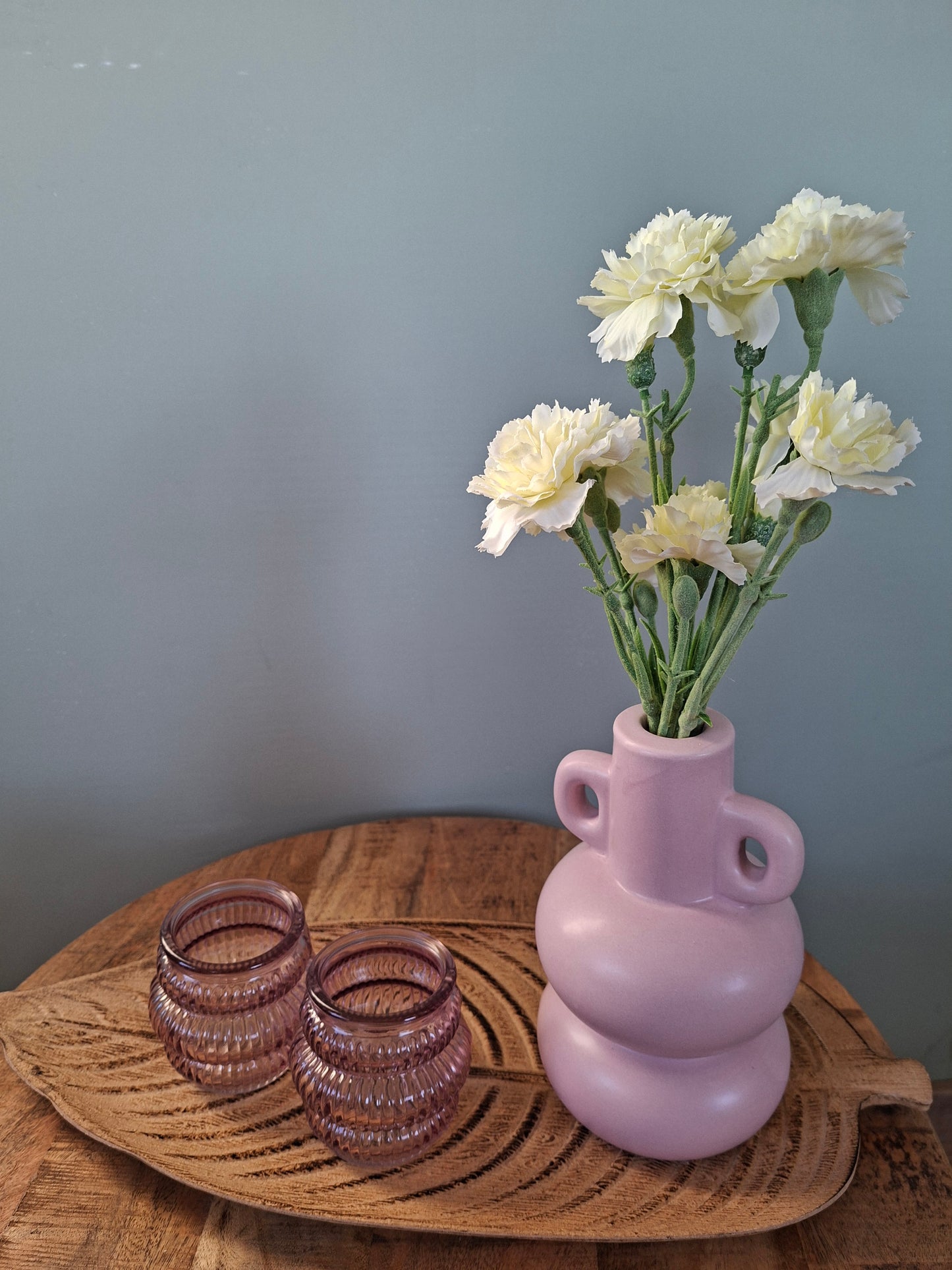 Veer plateau met roze vaas en waxinelichthouders – stijlvol en sfeervol woonsetje