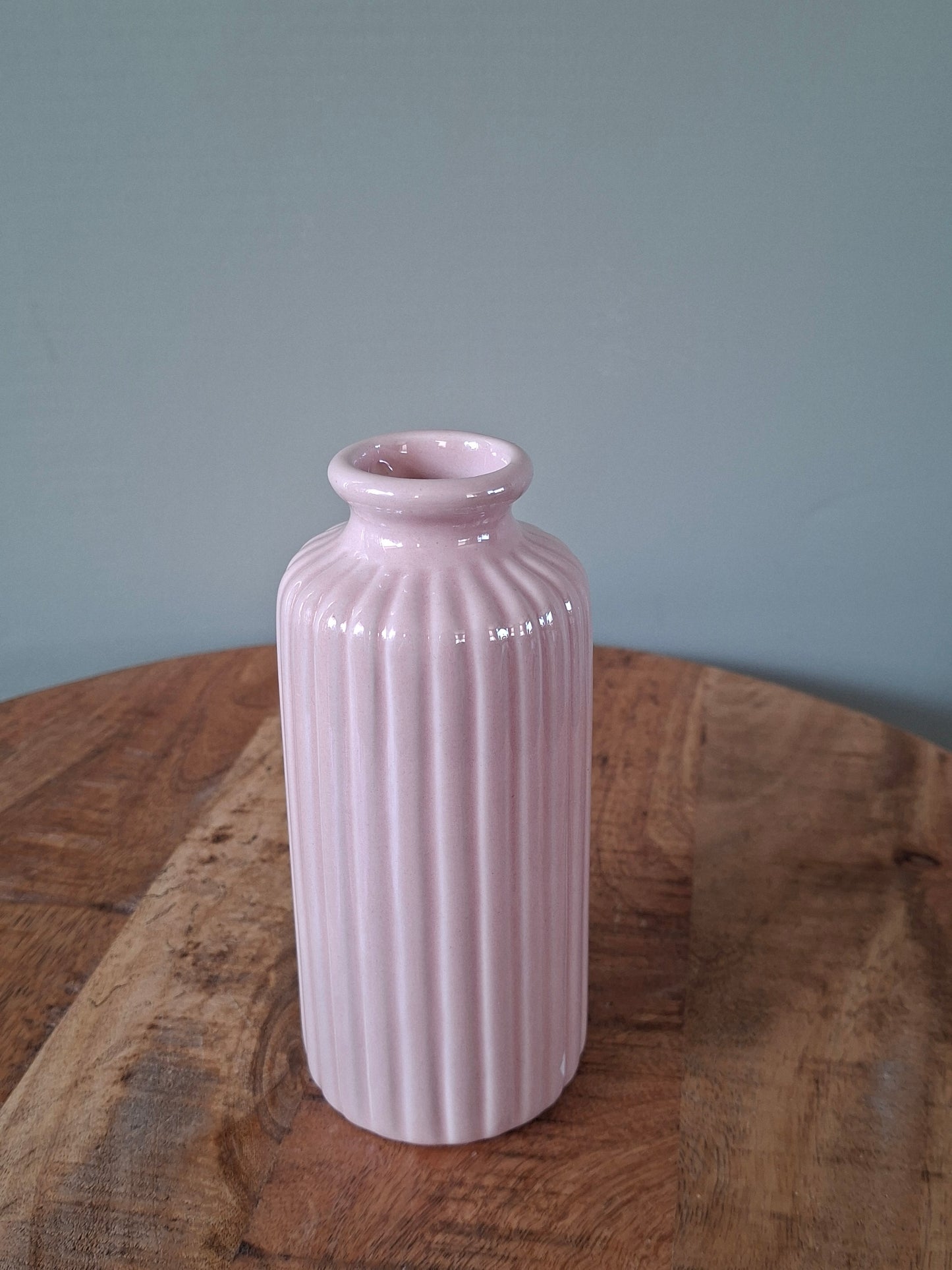 Roze Keramieken Vaas met Reliëf en Electroplated Afwerking – Ø7 x H15,5 cm