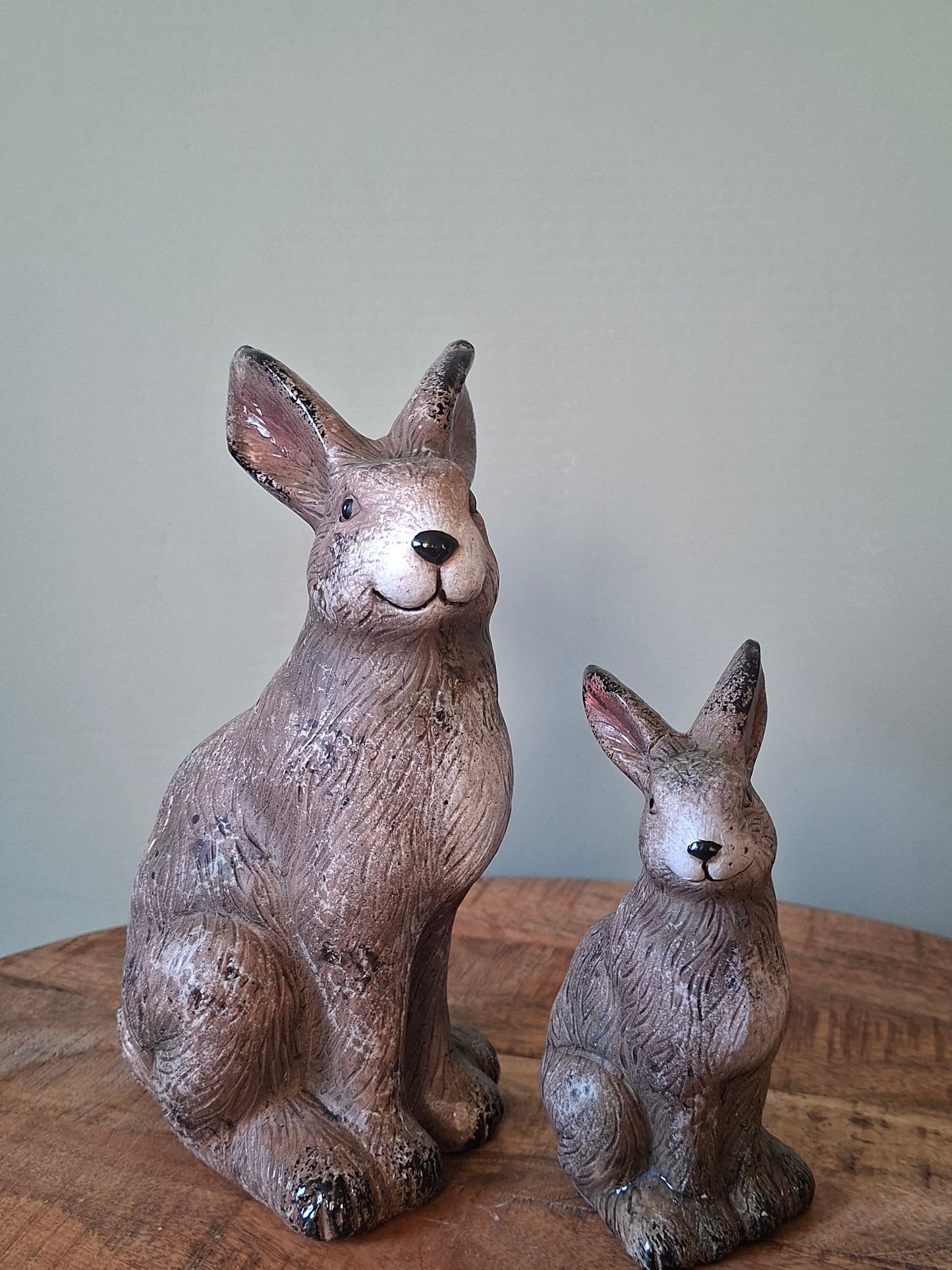 Set van 2 Zittende Paashazen Arwin – Grote en Kleine Paashaas voor Lente- en Paasdecoratie