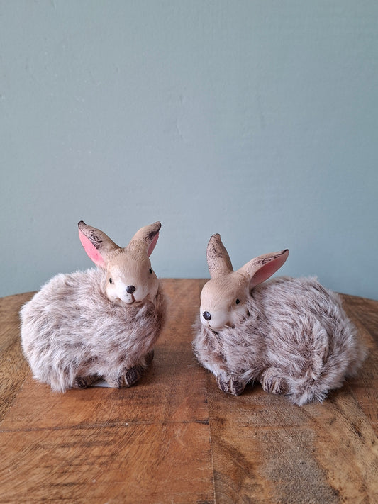 Set van 2 schattige zittende paashaasjes Juliana – Decoratieve lente- en paasdecoratie
