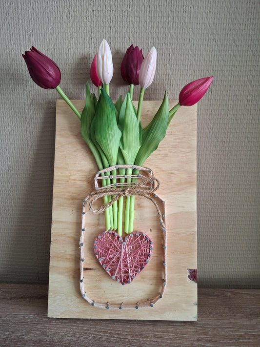 Handgemaakt bloem board met lichtroze vaas met hartje –Real Touch Holland Tulips in aubergine, mauve en pink – houten wanddecoratie