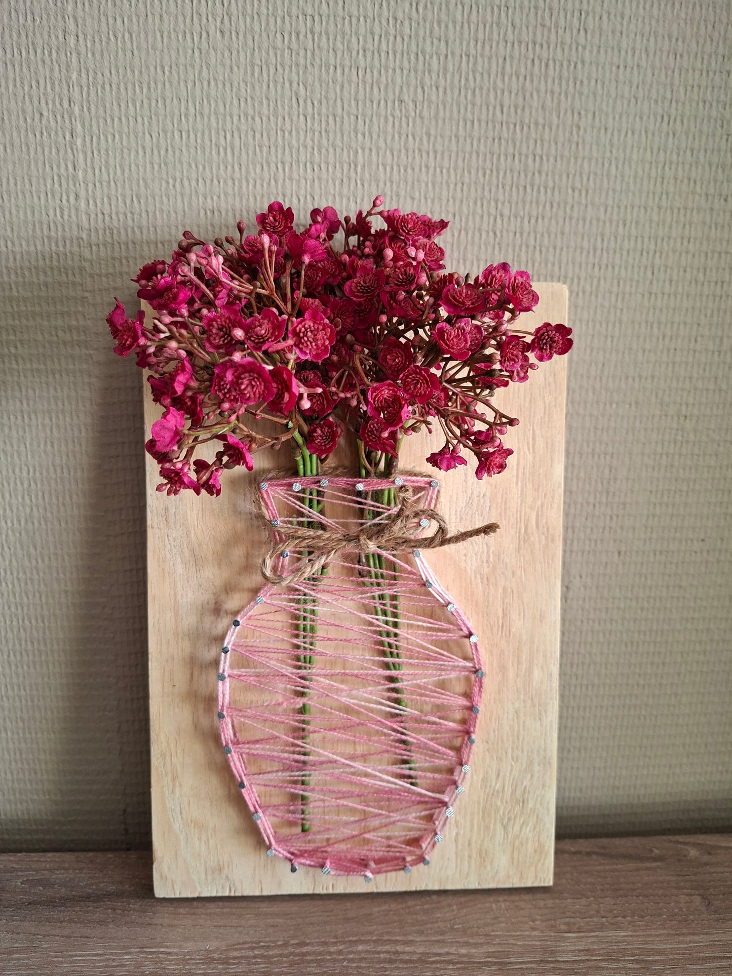 Handgemaakt bloem board met gypsophilia burgundy & roze vaas – houten wanddecoratie