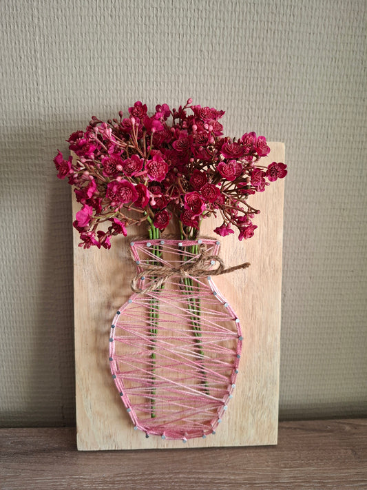 Handgemaakt bloem board met gypsophilia burgundy & roze vaas – houten wanddecoratie