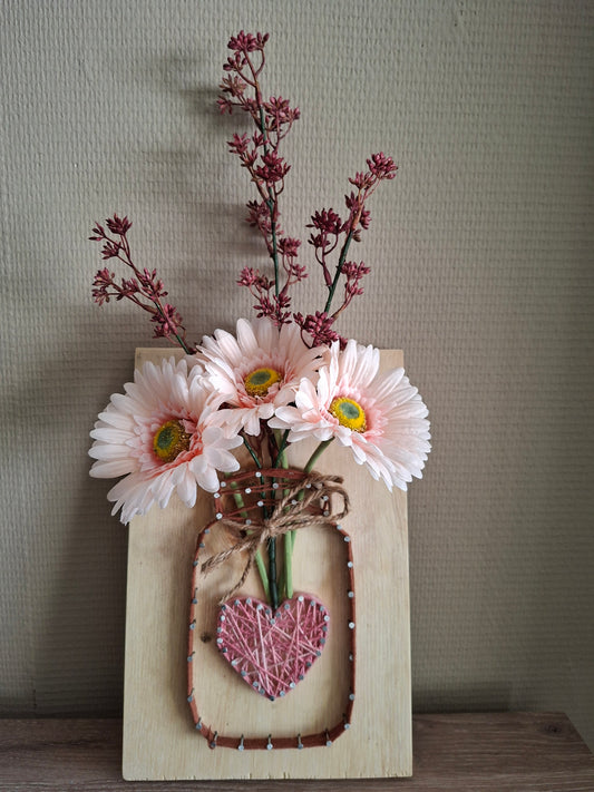 Handgemaakt bloem board met lichte roze gerbera & Prunus Rose in bruine vaas met hartje – houten wanddecoratie