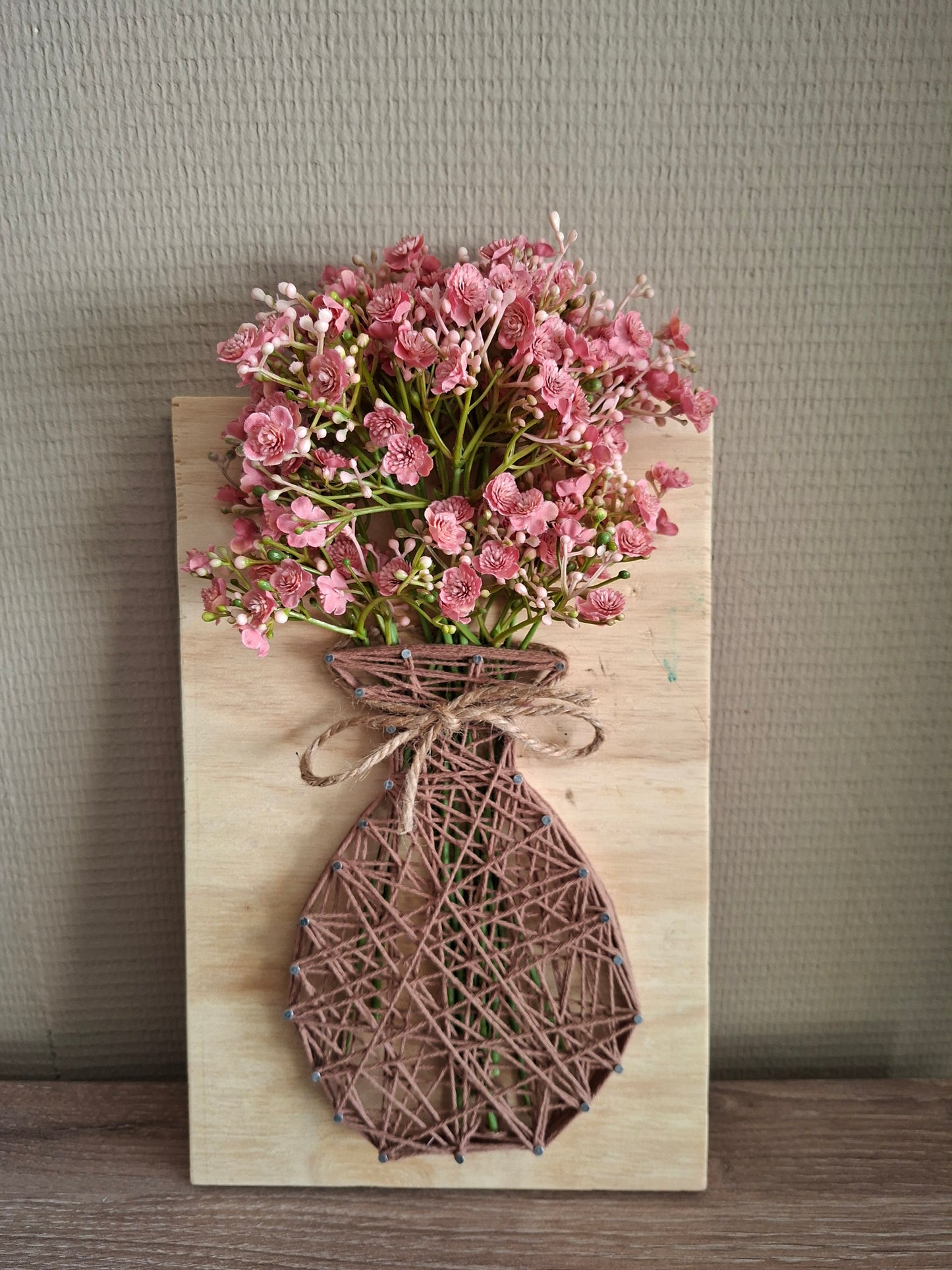 Handgemaakt bloem board met gypsophila oudroze in bruine vaas – houten wanddecoratie