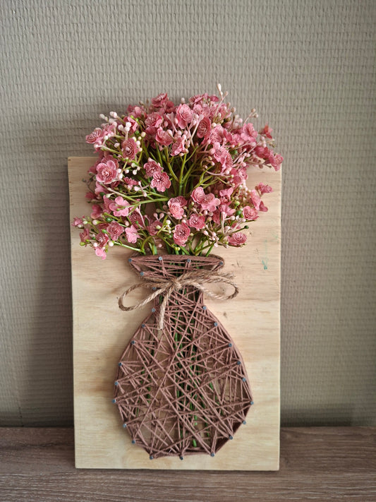 Handgemaakt bloem board met gypsophila oudroze in bruine vaas – houten wanddecoratie