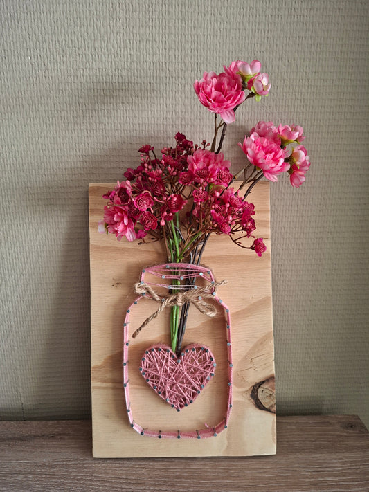 Handgemaakt bloem board met gypsophilia burgundy & roze sunny blossom in roze vaas met hartje – houten wanddecoratie