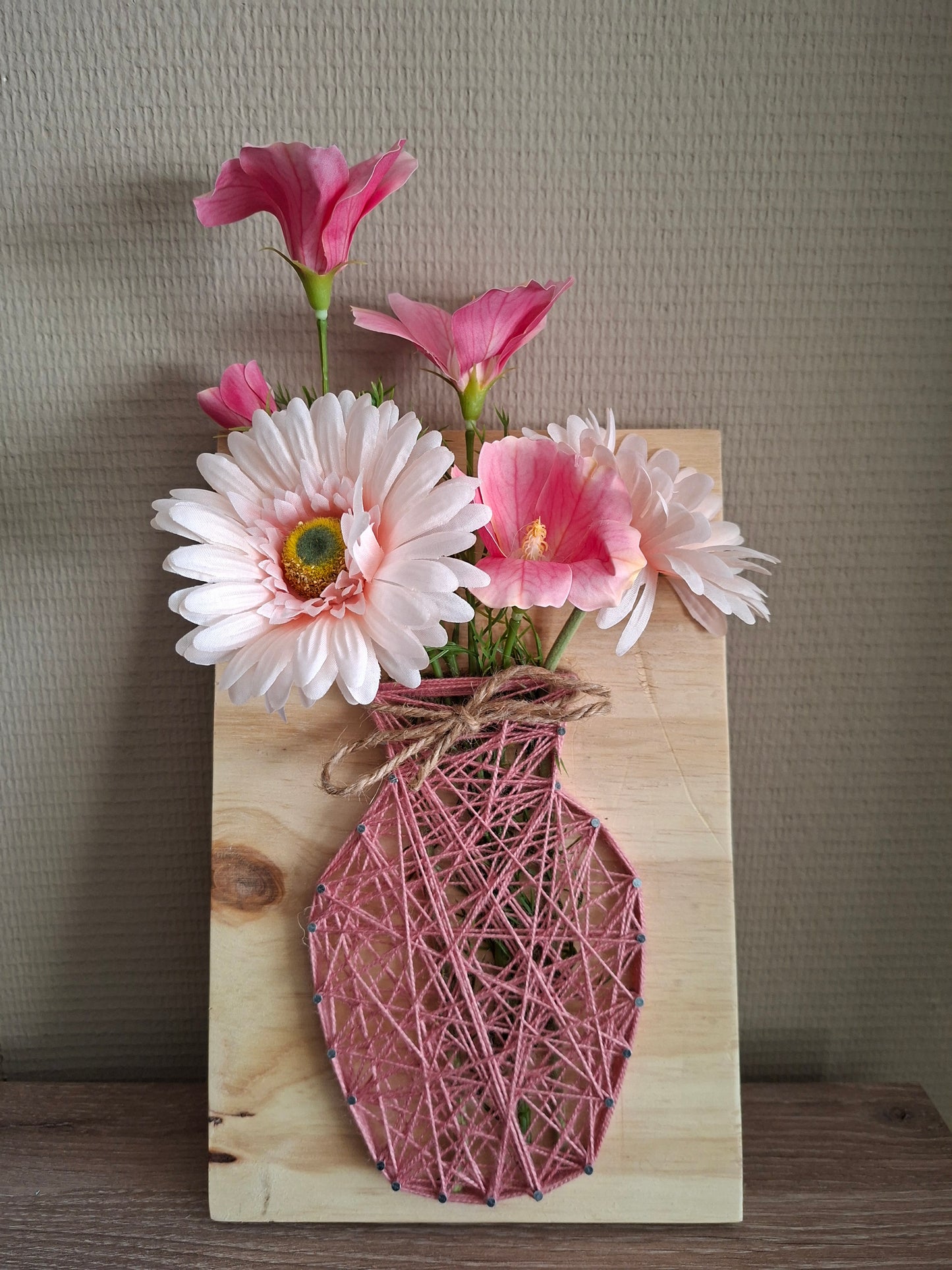 Handgemaakt bloem board met lichtroze gerbera & roze hibiscus in lichtroze vaas – houten wanddecoratie
