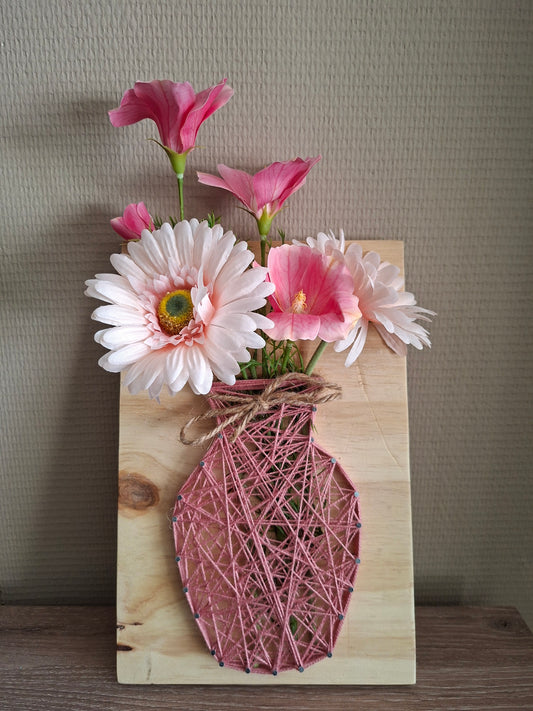 Handgemaakt bloem board met lichtroze gerbera & roze hibiscus in lichtroze vaas – houten wanddecoratie