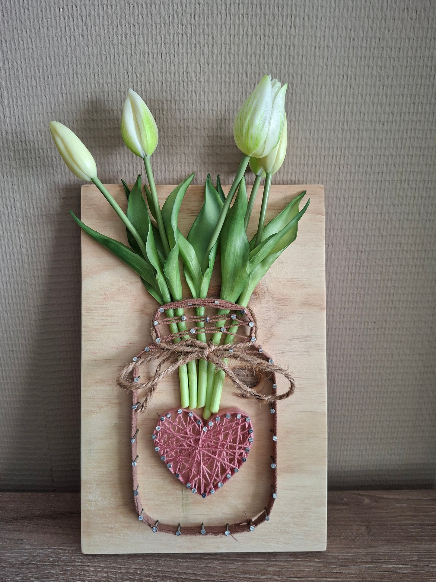 Handgemaakt bloem board met witte tulpen & bruine vaas met hart – houten wanddecoratie