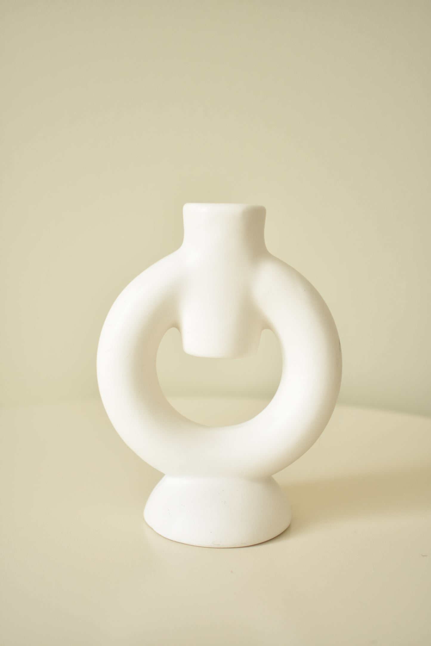 Matwitte aardewerk kandelaar ring – L9 x B6 x H12 cm