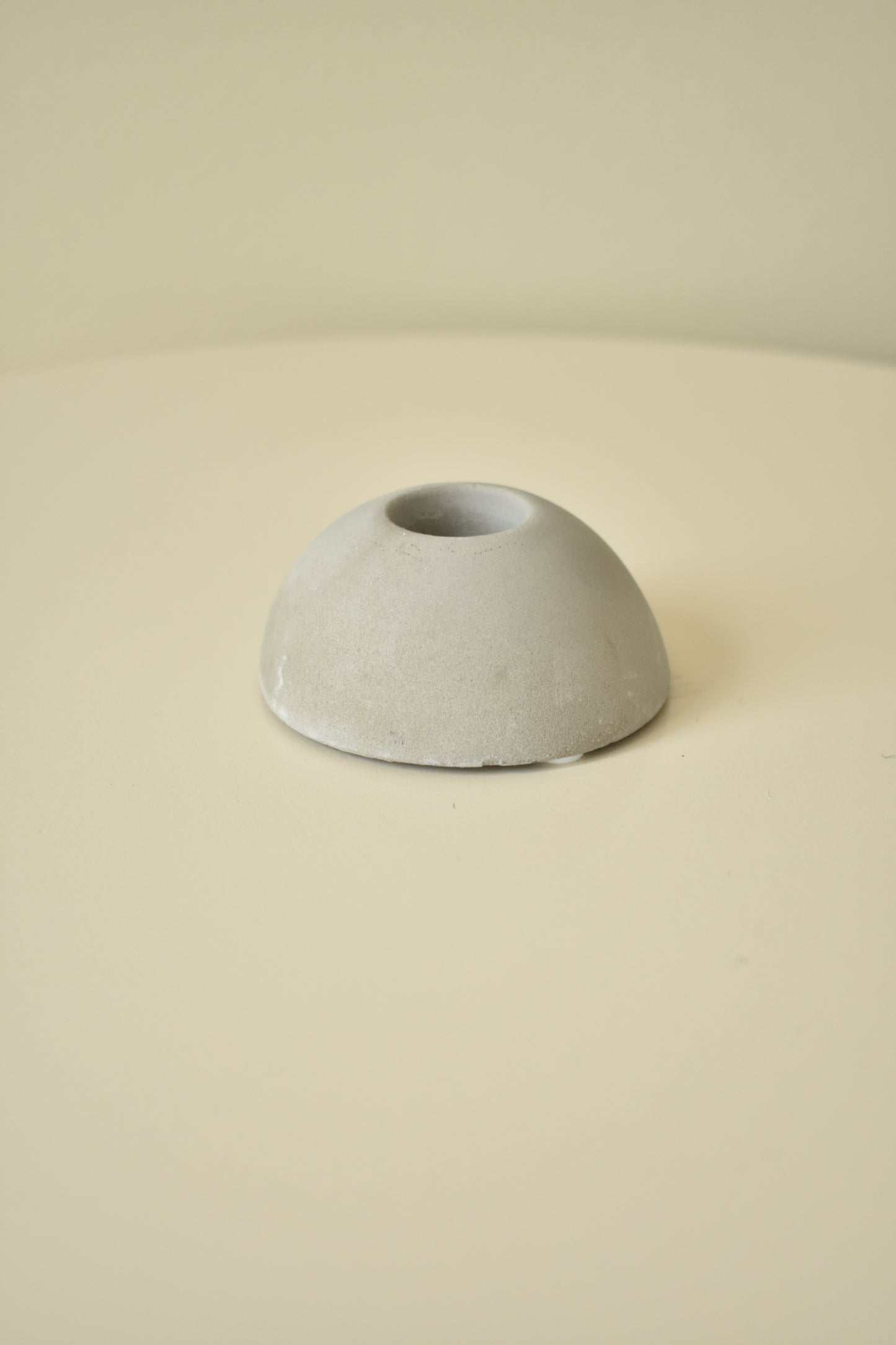 Grijze bulb kandelaar in betonlook – Ø7 x H3 cm