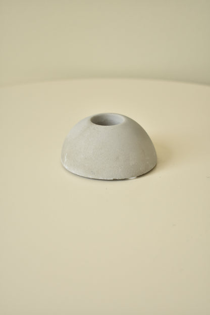 Grijze bulb kandelaar in betonlook – Ø7 x H3 cm