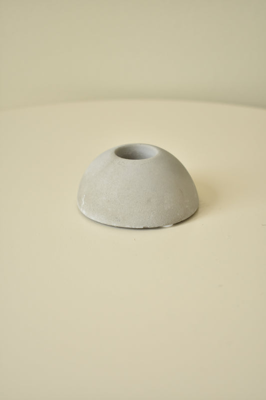 Grijze bulb kandelaar in betonlook – Ø7 x H3 cm