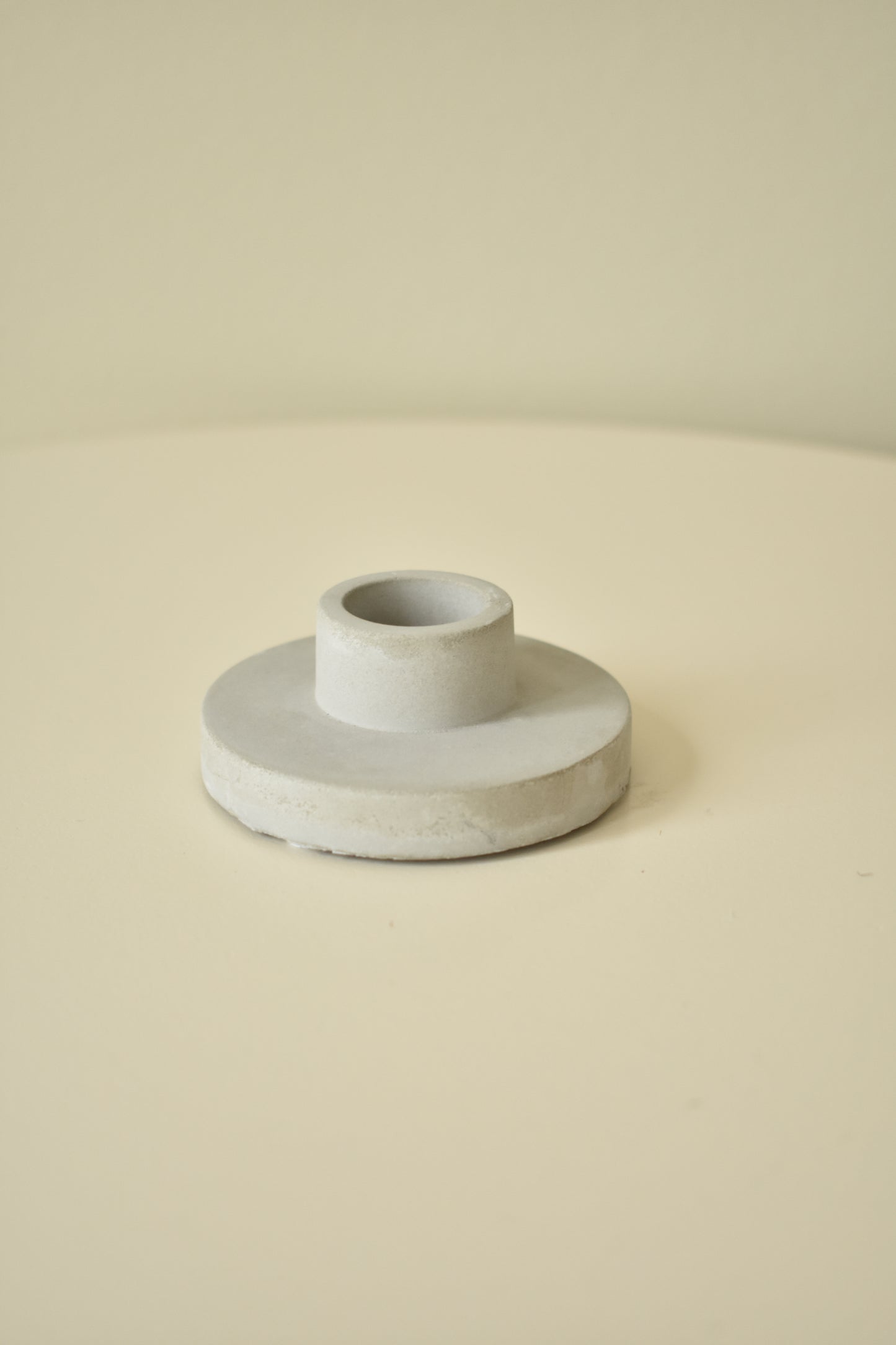 Grijze betonlook kandelaar – Ø7 x H3 cm