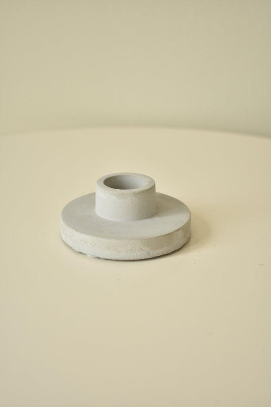 Grijze betonlook kandelaar – Ø7 x H3 cm