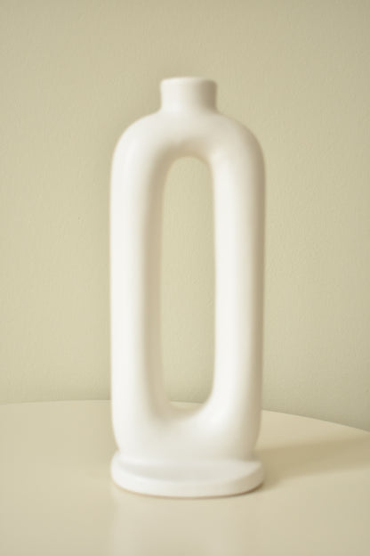 Matwitte aardewerk kandelaar ovaal– L8 x B8 x H22 cm