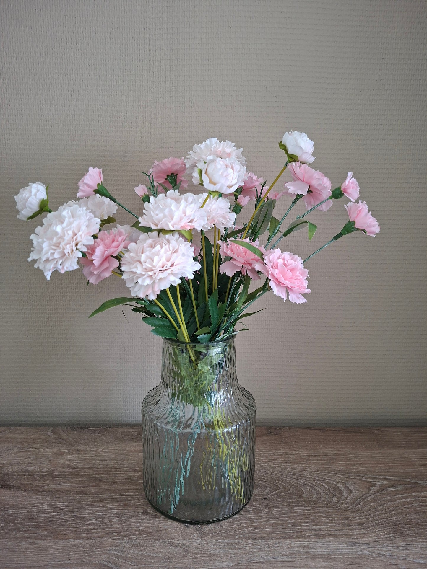 Glazen vaas met roze en lichtroze Dianthus – elegant en sfeervol woonaccent