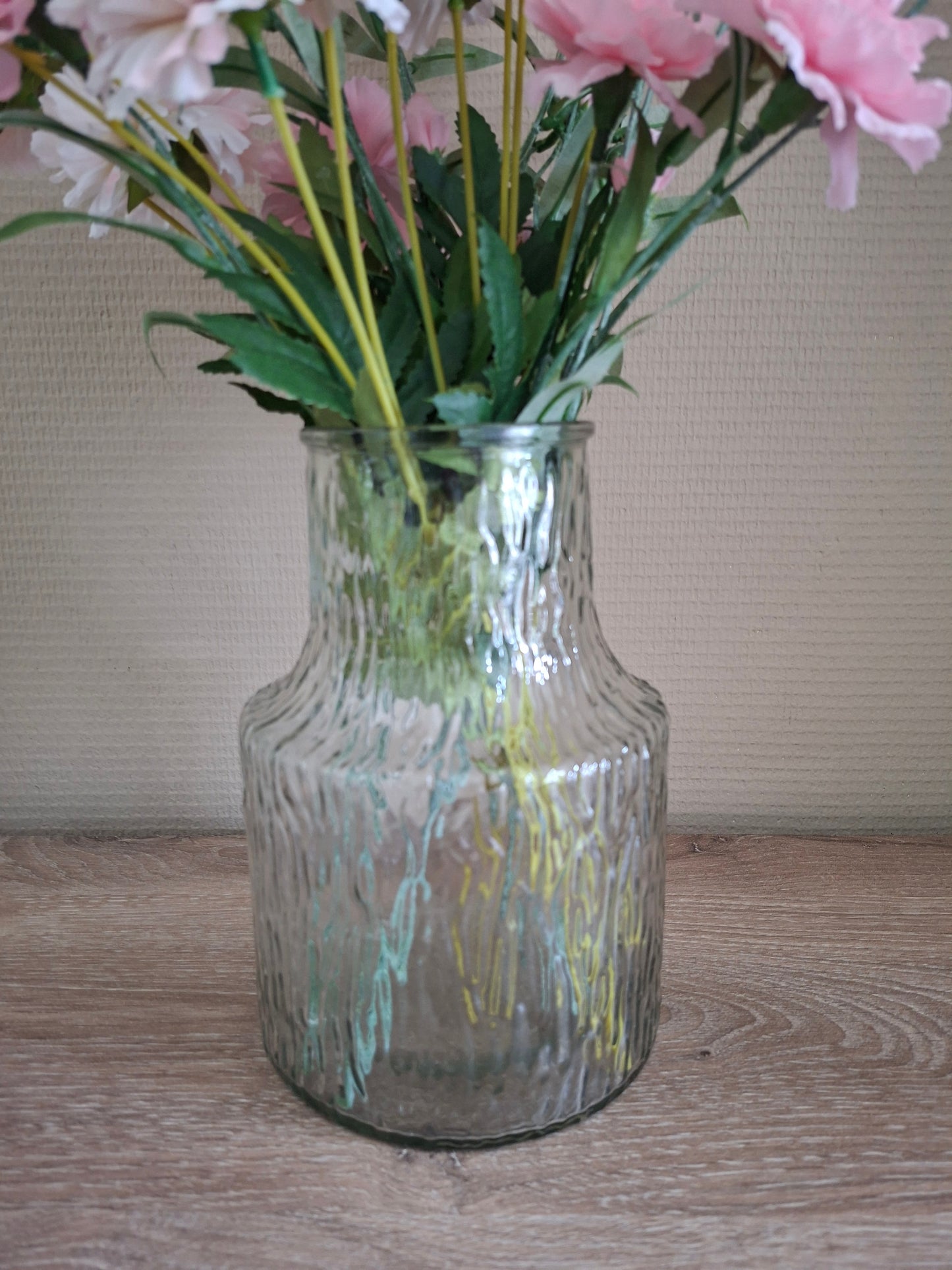 Glazen vaas met roze en lichtroze Dianthus – elegant en sfeervol woonaccent