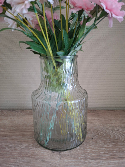 Glazen vaas met roze en lichtroze Dianthus – elegant en sfeervol woonaccent