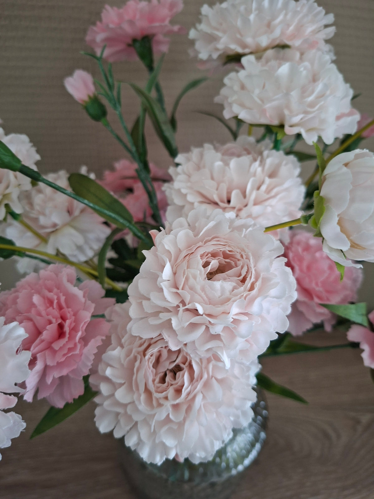 Glazen vaas met roze en lichtroze Dianthus – elegant en sfeervol woonaccent