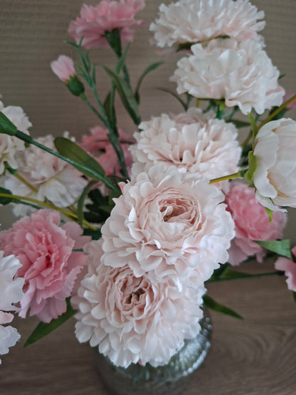 Glazen vaas met roze en lichtroze Dianthus – elegant en sfeervol woonaccent