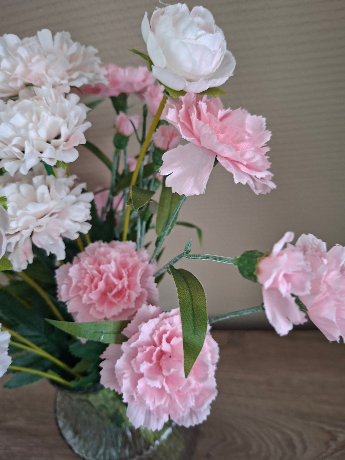 Glazen vaas met roze en lichtroze Dianthus – elegant en sfeervol woonaccent